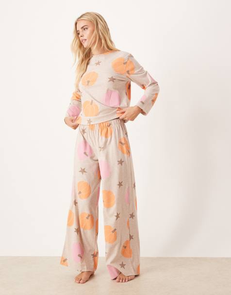 ASOS DESIGN Petite - Pyjamaset van top met lange mouwen en broek in pumpkin spice-print - view 1