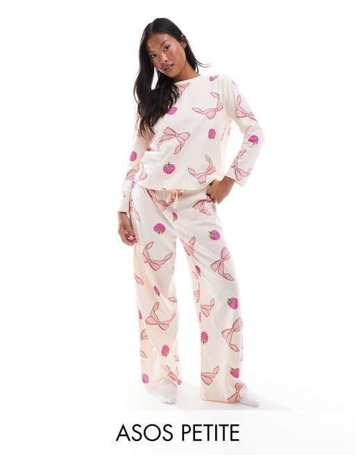 ASOS DESIGN Petite - Pyjamaset van top met lange mouwen en broek met strik- en fruitprint in roze