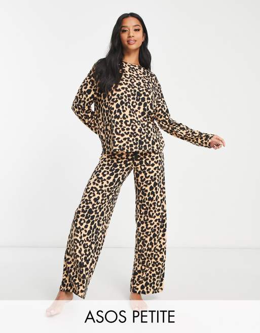 ASOS DESIGN Petite - Pyjamaset van viscose met top met lange mouwen en broek met wijde pijpen met luipaardprint in bruin
