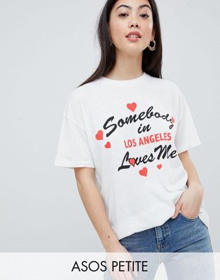 ASOS DESIGN – Petite relaxed t-shirt med Somebody Loves Me tryck-Gräddvit
