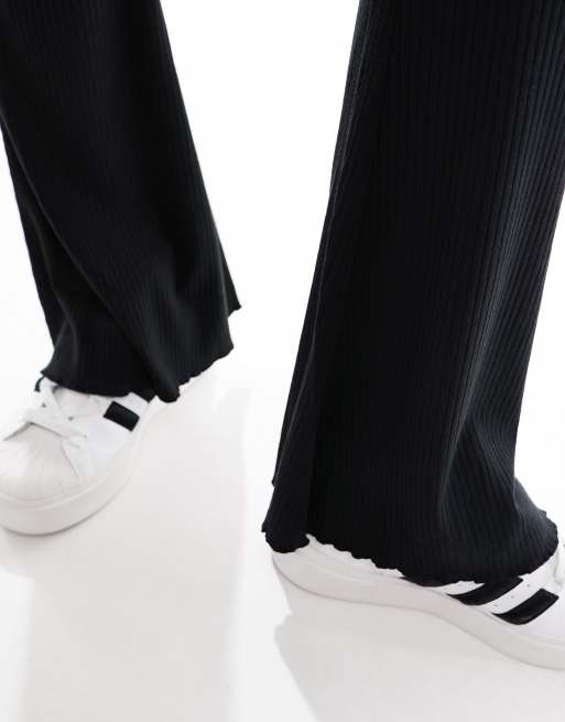 ASOS DESIGN Petite - Ribstrikkede bukser med svaj og bølgekanter i sort, 5 af 5