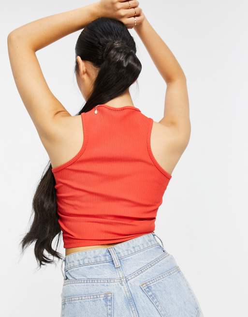 ASOS DESIGN Petite - Ribstrikket croptop med racer-hals i rød, 2 af 4