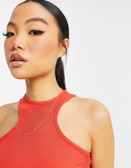 ASOS DESIGN Petite - Ribstrikket croptop med racer-hals i rød, 3 af 4