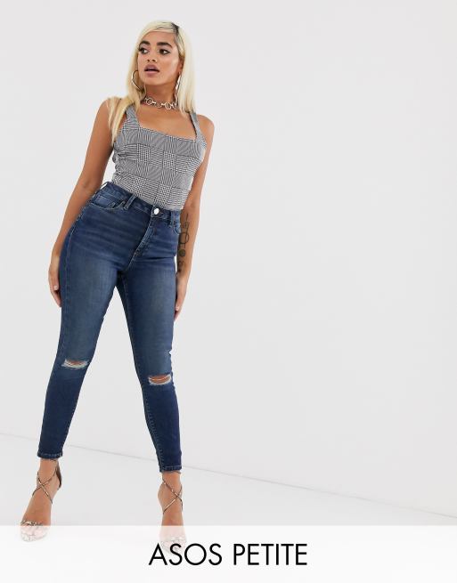 ASOS DESIGN Petite – Ridley – Ciemnoniebieskie jeansy o obcisłym kroju z wysokim stanem i dziurami na kolanach