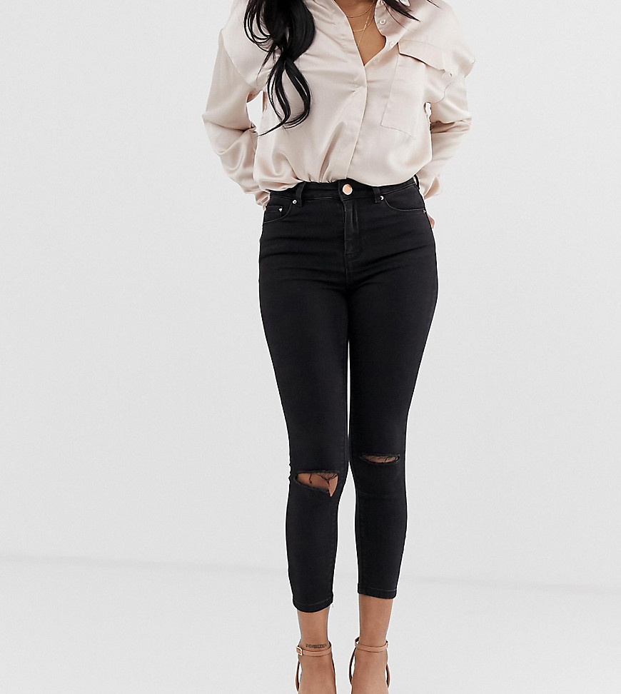 ASOS DESIGN Petite – Ridley – Enge Jeans mit hohem Bund und aufgerissenen Knien in reinem Schwarz