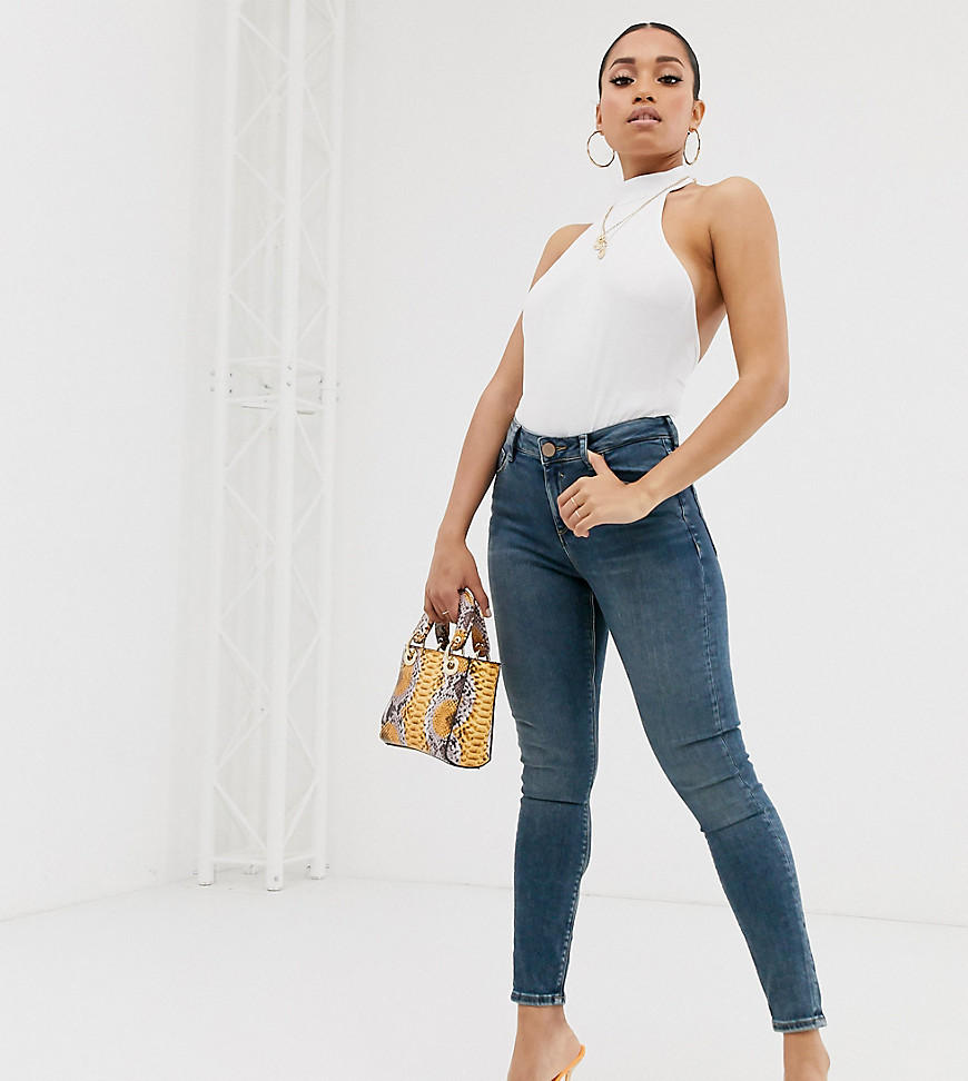 ASOS DESIGN Petite – Ridley – Enge Jeans mit hoher Taille in extra dunkler