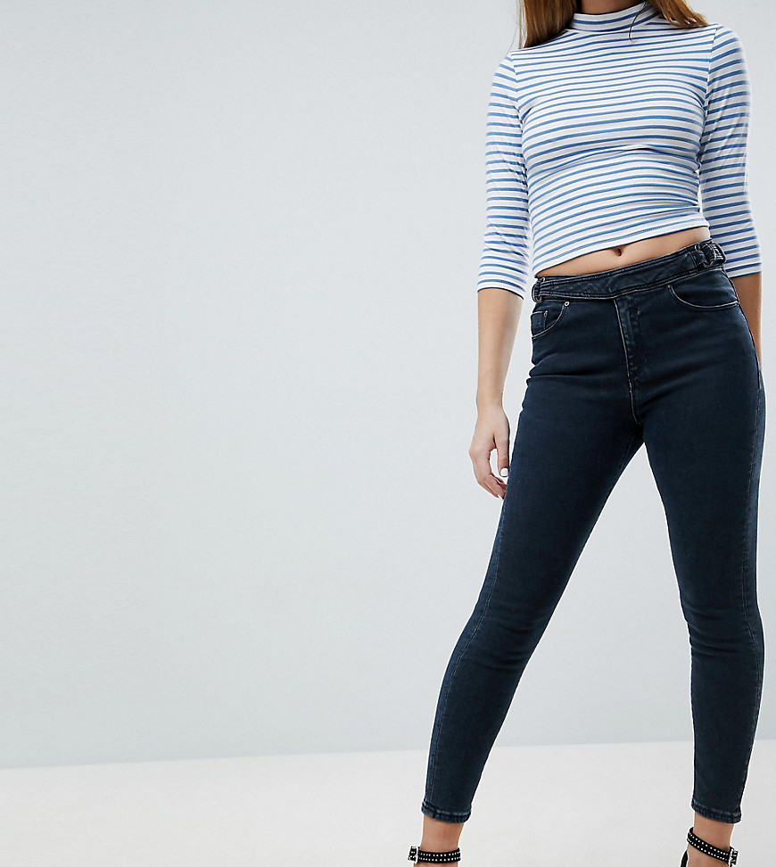 ASOS DESIGN – Petite – Ridley – Skinny jeans med hög midja och detalj med d-ring i djup, blå tvätt