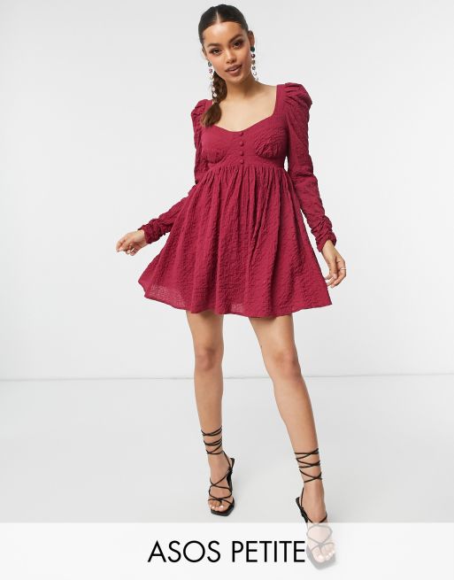 ASOS DESIGN Petite Robe babydoll courte avec bustier textur Bordeaux