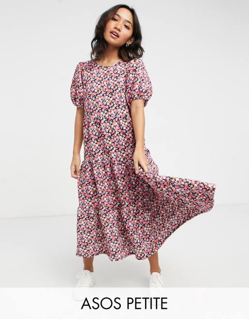 ASOS DESIGN Petite - Robe babydoll mi-longue à volants et imprimé fleurs - Rose