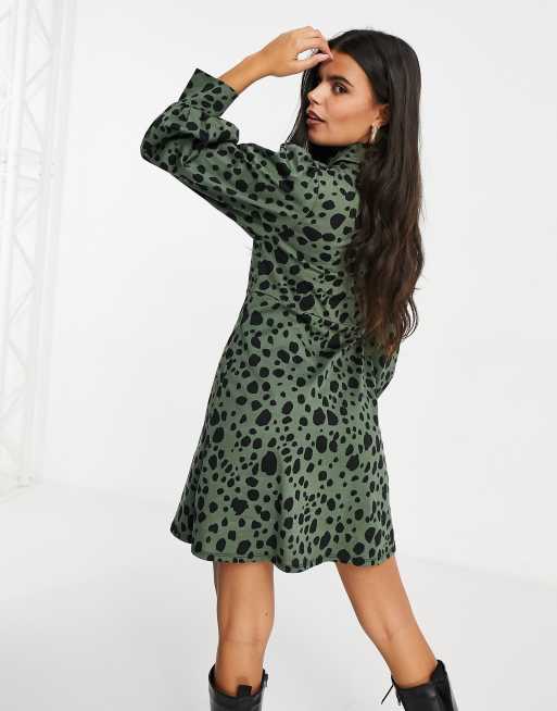 ASOS DESIGN Petite Robe chemise courte a imprime leopard Noir et kaki