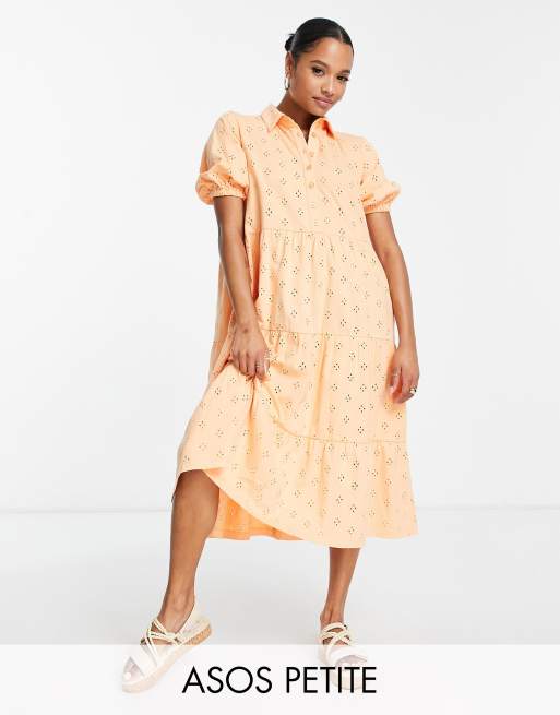 ASOS DESIGN Petite - Robe chemise mi-longue à volants étagés en broderie anglaise avec manches courtes - Corail
