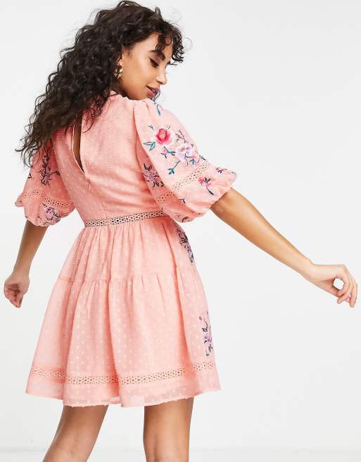 ASOS DESIGN Petite - Robe courte à col montant en plumetis brodé avec finitions dentelle - Rose, 2 de 4