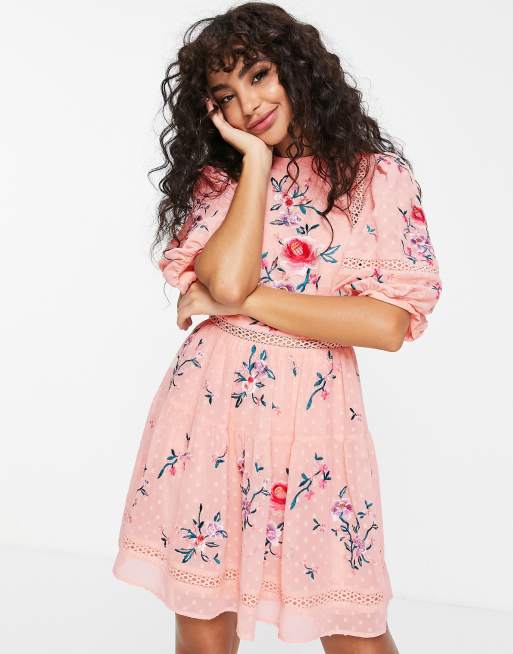 ASOS DESIGN Petite - Robe courte à col montant en plumetis brodé avec finitions dentelle - Rose, 3 de 4