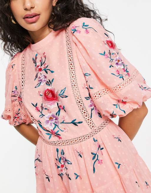 ASOS DESIGN Petite - Robe courte à col montant en plumetis brodé avec finitions dentelle - Rose, 4 de 4