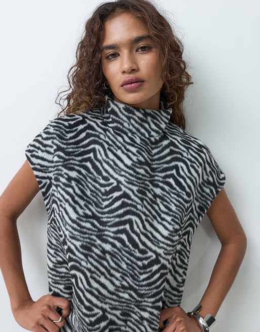 ASOS DESIGN Petite robe courte à col montant imprimé zébrures duveteux, 3 de 5