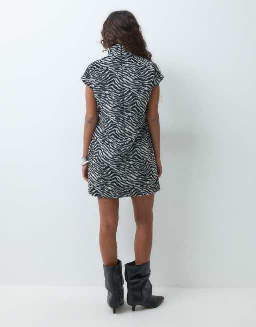 ASOS DESIGN Petite robe courte à col montant imprimé zébrures duveteux, 5 de 5