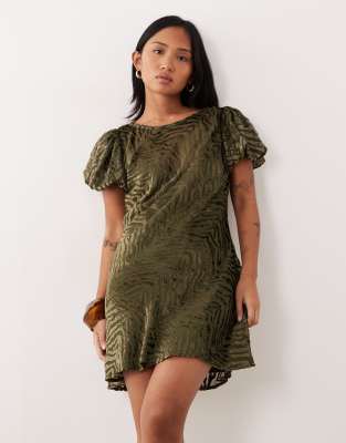 ASOS DESIGN Petite - Robe courte à manches bouffantes en velours dévoré à motif animal - Vert olive 30