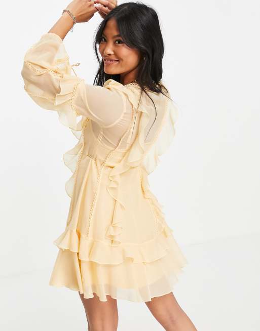ASOS DESIGN Petite - Robe courte boutonnée à volants et détails en dentelle - Orange pâle, 2 de 4