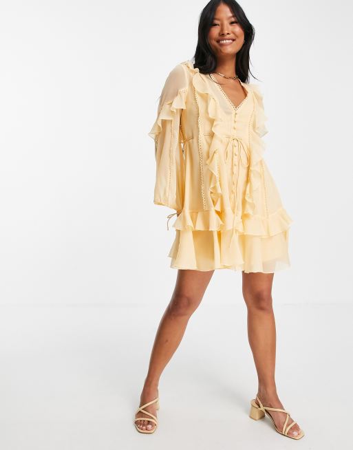 ASOS DESIGN Petite - Robe courte boutonnée à volants et détails en dentelle - Orange pâle, 4 de 4
