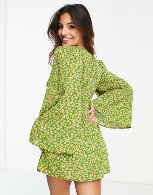ASOS DESIGN Petite - Robe courte boutonnée avec manches style années 70 à imprimé petites fleurs - Kaki, 3 de 4