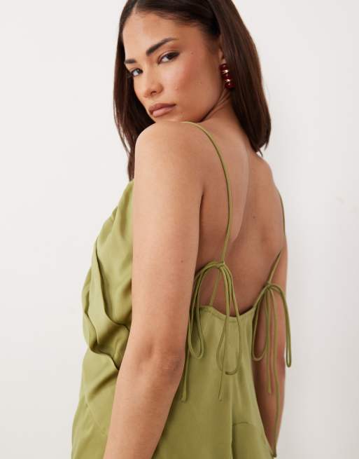 ASOS DESIGN Petite - Robe courte coupée en biais en satin avec encolure dégagée et dos échancré - Vert olive, 2 de 4