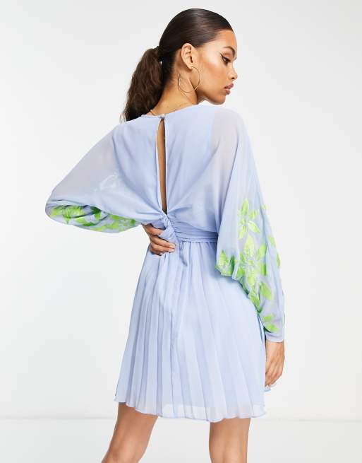 ASOS DESIGN Petite - Robe courte plissée à manches chauve-souris avec broderie verte - Bleu , 2 de 4