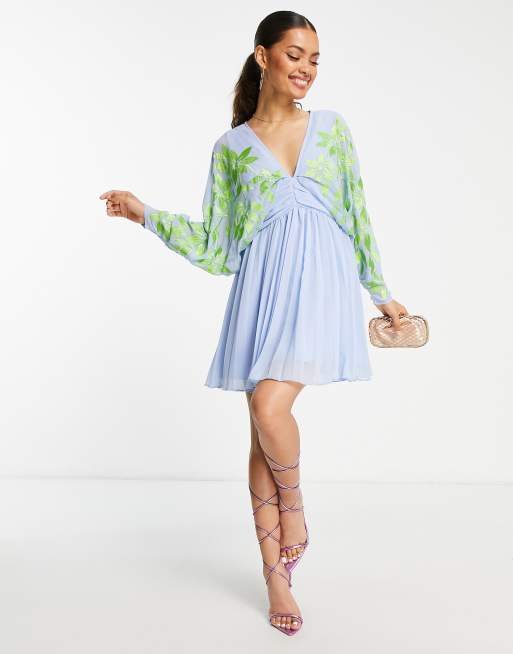 ASOS DESIGN Petite - Robe courte plissée à manches chauve-souris avec broderie verte - Bleu , 3 de 4