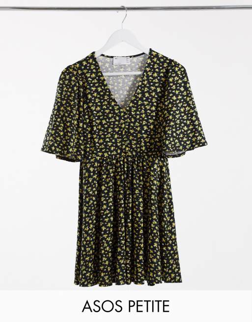 ASOS DESIGN Petite - Robe fluide courte à imprimé floral - Noir et jaune