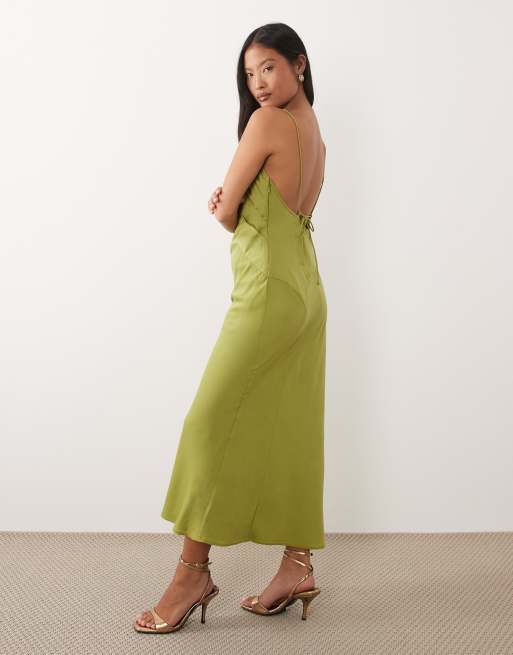 ASOS DESIGN Petite - Robe longueur mollet coupée en biais à encolure dégagée - Vert olive, 3 de 4