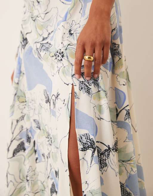 ASOS DESIGN Petite - Robe mi-longue à fleurs avec buste froncé et bretelles croisées dans le dos - Bleu, 3 de 4
