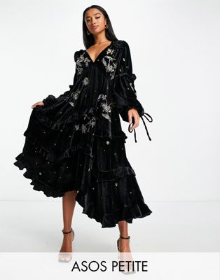ASOS DESIGN Petite - Robe mi-longue en velours à volants étagés et fronces avec fleurs ornementées - Noir | ASOS