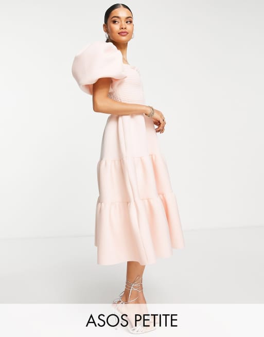 ASOS DESIGN Petite - Robe mi-longue froncée de bal de promo à manches bouffantes avec volants étagés - Pêche poudré