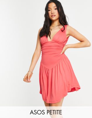 ASOS DESIGN Petite - Robe patineuse courte à décolleté plongeant avec taille froncée et ourlet arrondi - Corail