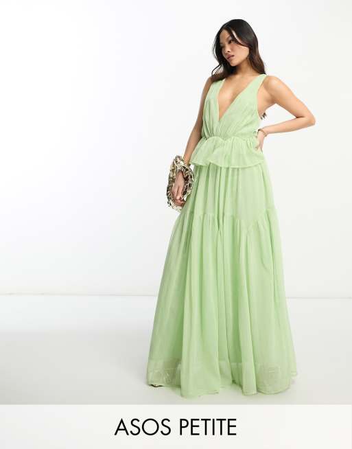 ASOS DESIGN Petite - Robe plissée longue à volants étagés et décolleté plongeant - Vert sauge