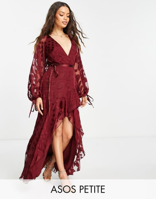 ASOS DESIGN Petite - Robe portefeuille longue en satin avec lien à nouer à la taille et motif pois tissé en jacquard