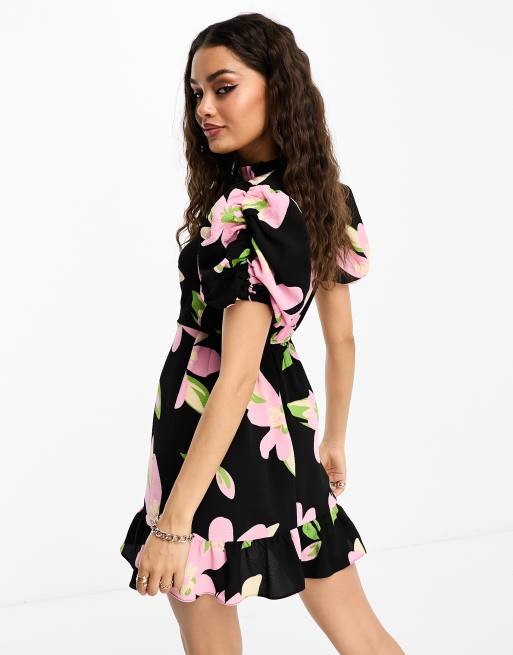 ASOS DESIGN Petite Robe retro courte a col paquerette et manches bouffantes Imprime fleurs oversize sur fond noir