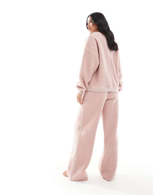 ASOS DESIGN Petite – Rosa mysset i teddy med sweatshirt och vida byxor, 4 av 4