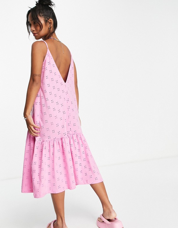  100% Oryginalny ASOS DESIGN Petite – RÓżowa sukienka midi na ramiączkach z obniżoną talią i angielskim haftem RÓżowa guma balonowa