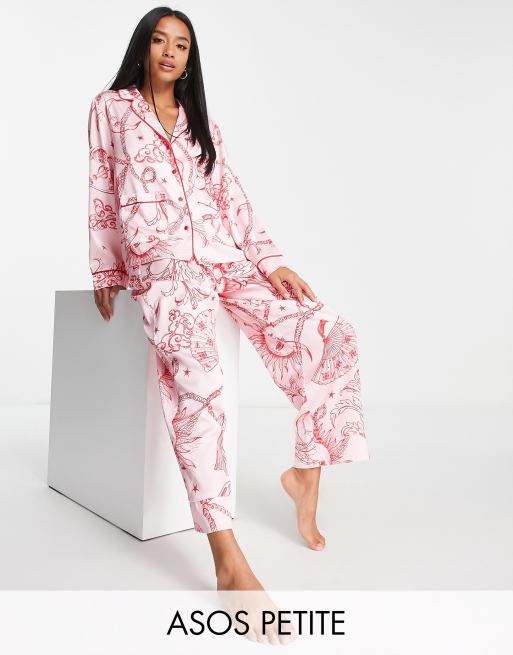 ASOS DESIGN Petite – Różowo-czerwona satynowa piżama w barokowy, astrologiczny wzór: koszula i spodnie