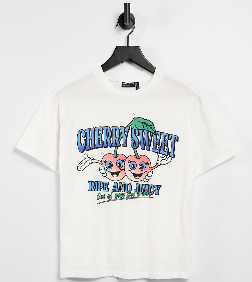 ASOS DESIGN Petite - Ruimvallend T-shirt met cherry sweet-print in ecru-Wit