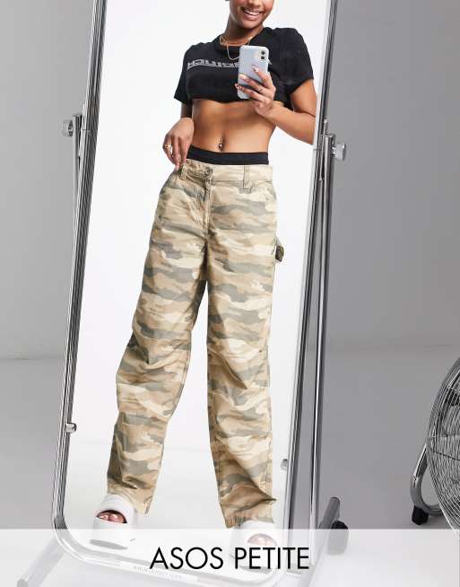 ASOS DESIGN Petite - Ruimvallende cargobroek met bruine camouflageprint