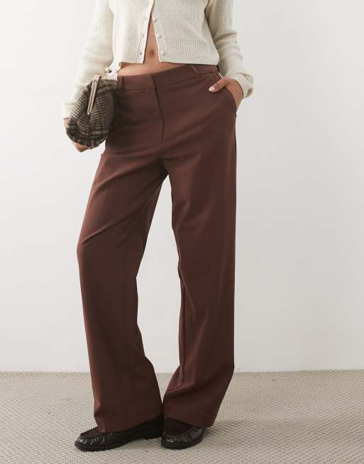 ASOS DESIGN Petite ruimvallende rechte broek in donkerbruin, 2 van 5