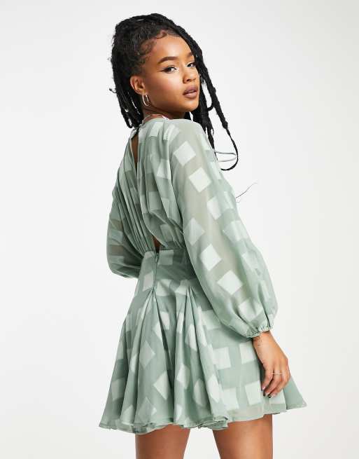 ASOS DESIGN Petite – Salviagrön miniklänning med djup ringning och klockad kjol, 2 av 4