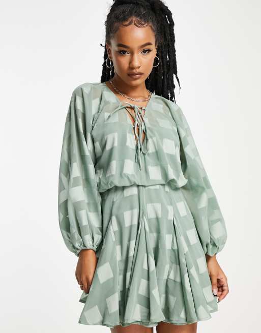 ASOS DESIGN Petite – Salviagrön miniklänning med djup ringning och klockad kjol, 3 av 4