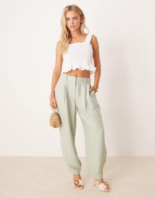 ASOS DESIGN Petite – Salviagröna, strukturerade byxor med barrelben - view 1