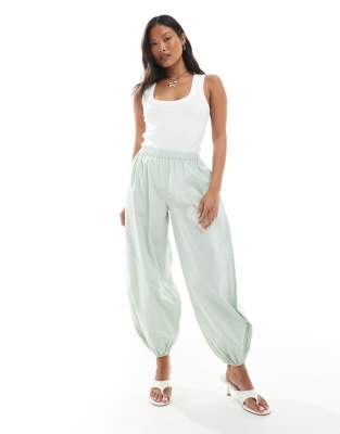 ASOS DESIGN Petite – Salviagröna, tvättade byxor i poplin med elastisk midja och cargopaneler - view 1