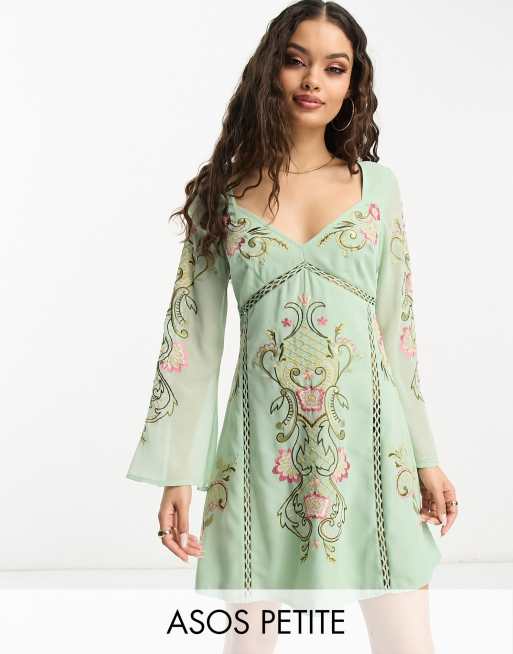 ASOS DESIGN Petite - Salviegrøn tea-minikjole med lange ærmer, broderi og stigedetaljer