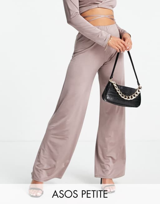 ASOS DESIGN Petite - Satijnen pantalon met wijde pijpen in jaren 00-stijl in mokka