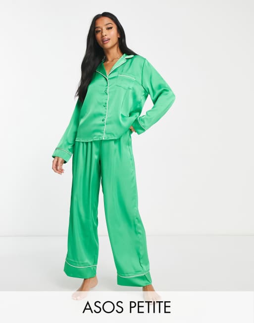 ASOS DESIGN Petite - Satijnen pyjamaset van overhemd en broek met contrasterende biezen in smaragdgroen