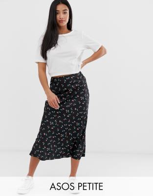 ASOS DESIGN Petite  Snedskuren satinkjol med körsbärsmönster-Flerfärgad Flerfärgad